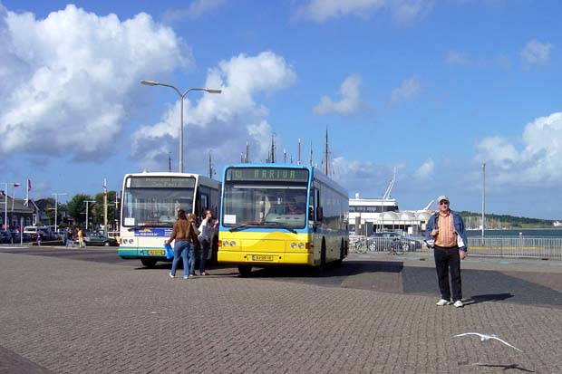 Over de afsluitdijk met de bus naar naar Harlingen